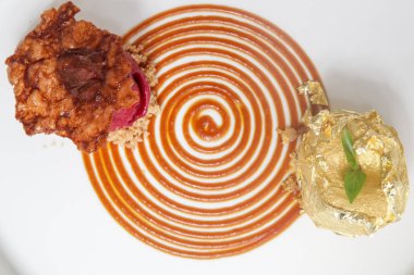 Tabakta nefis bir tatlı. Altın taneli nefis yemekler, yaratıcı restoran hamur işi konsepti, özel tasarım yemekler.