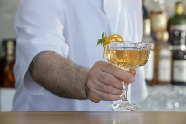 Bar Tezgahında Portakal Kabuğu Olan Güzel Dekore Edilmiş Bir Viski — Stok fotoğraf