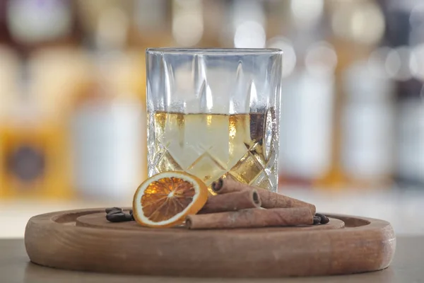 Puslu Viski Kokteyli Bir Bardak Dumanlı Viski Bir Dilim Kuru — Stok fotoğraf