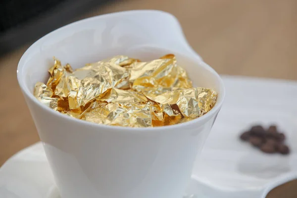 Carat Gold Coffee Cup Coffee Sprinkled Carat Gold Flakes — Stock Photo, Image