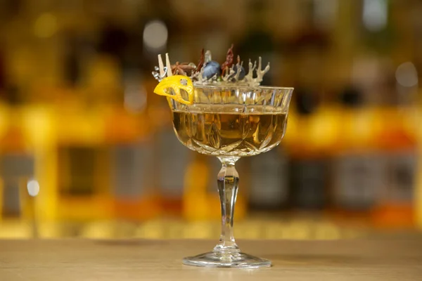 Verre Whisky Magnifiquement Décoré Avec Une Peau Orange Sur Comptoir — Photo