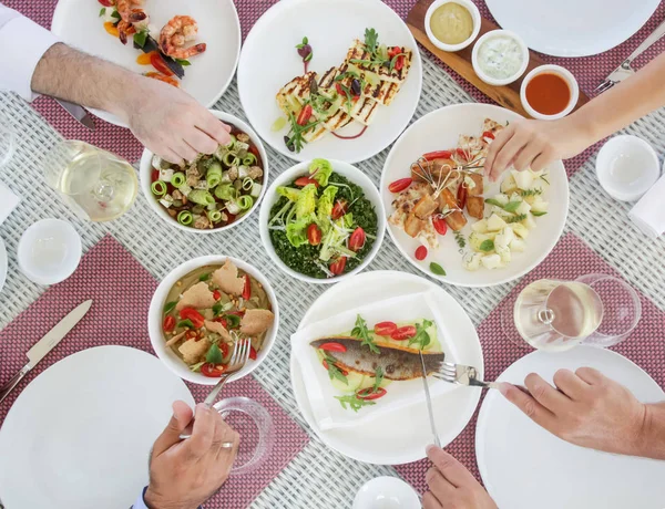 Freunde Oder Familie Essen Gemeinsam Mittag Auf Dem Tisch Standen — Stockfoto