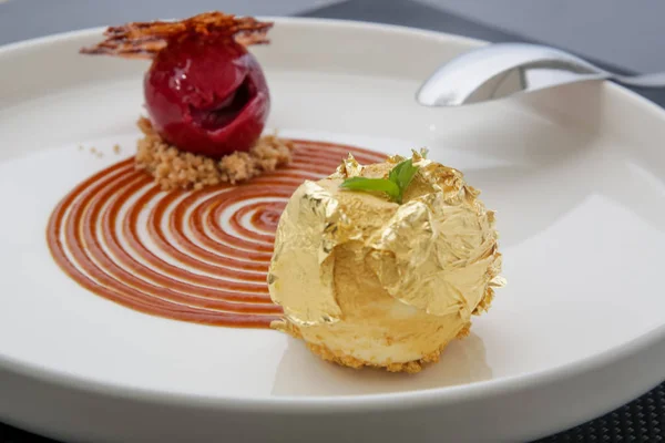 Tabakta Nefis Bir Tatlı Altın Taneli Nefis Yemekler Yaratıcı Restoran — Stok fotoğraf