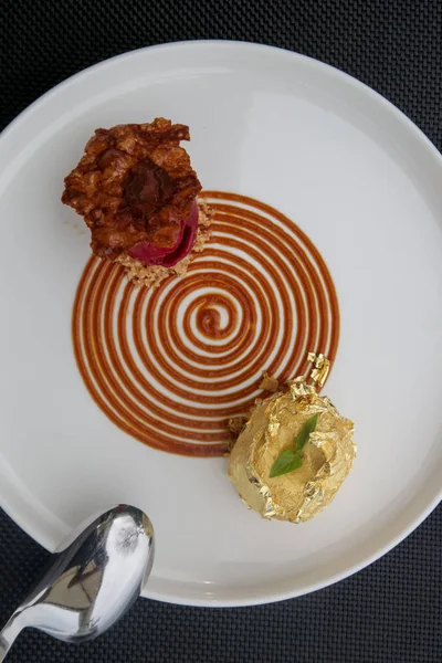 Tabakta Nefis Bir Tatlı Altın Taneli Nefis Yemekler Yaratıcı Restoran — Stok fotoğraf
