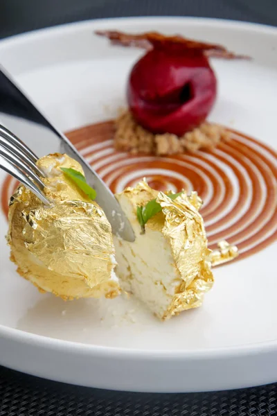 Красивый Элегантный Десерт Тарелке Изысканное Блюдо Золотыми Хлопьями Креативная Концепция — стоковое фото