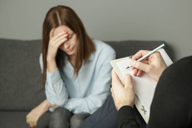 Psikoterapi sırasında depresyonda olan kadın. Genç bir kadın terapistiyle konuşuyor. Endişe ya da ruh sağlığı terapisi, evlilik, aile ve kariyer danışmanlığı