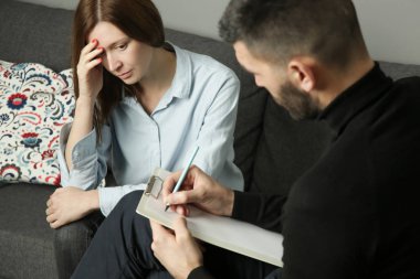 Psikoterapi sırasında depresyonda olan kadın. Genç bir kadın terapistiyle konuşuyor. Endişe ya da ruh sağlığı terapisi, evlilik, aile ve kariyer danışmanlığı