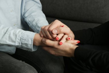 İki yetişkinin el ele tutuşması - teselli, başsağlığı ve arkadaşlık, aile veya çift arasındaki bakım kavramı