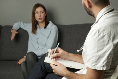 Psikoterapi sırasında depresyonda olan kadın. Genç bir kadın terapistiyle konuşuyor. Endişe ya da ruh sağlığı terapisi, evlilik, aile ve kariyer danışmanlığı