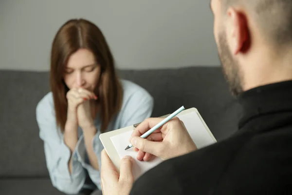 Donna Depressa Durante Psicoterapia Una Giovane Donna Che Parla Con — Foto Stock