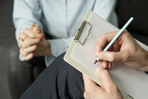 Deprimerad Kvinna Psykoterapi Ung Kvinna Pratar Med Sin Terapeut Behandling — Stockfoto