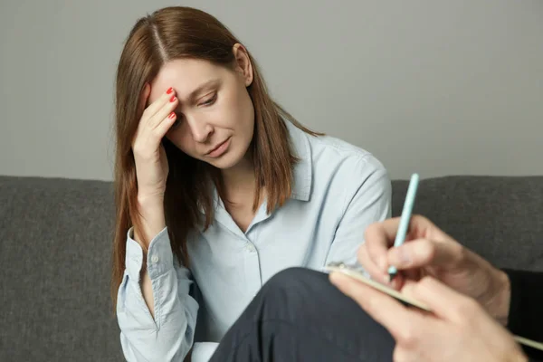 Mulher Deprimida Durante Psicoterapia Uma Jovem Falar Com Terapeuta Ansiedade — Fotografia de Stock