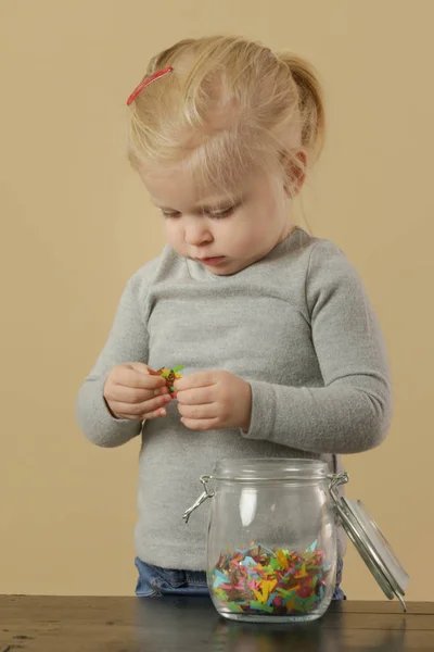 Schattig Peuter Meisje Spelen Met Een Pot Vol Confetti — Stockfoto