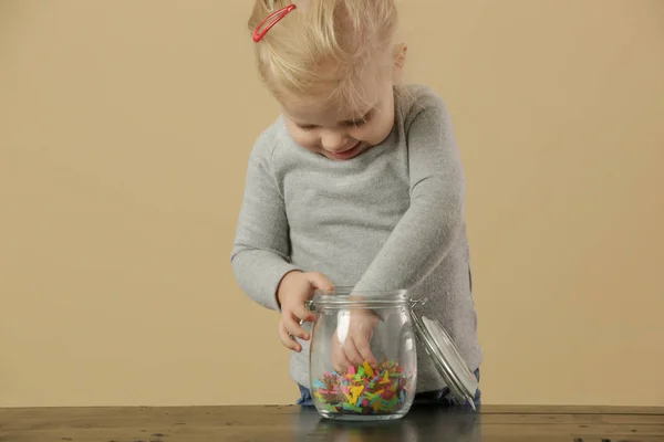 Schattig Peuter Meisje Spelen Met Een Pot Vol Confetti — Stockfoto