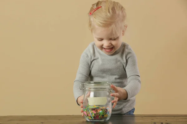 Schattig Peuter Meisje Spelen Met Een Pot Vol Confetti — Stockfoto