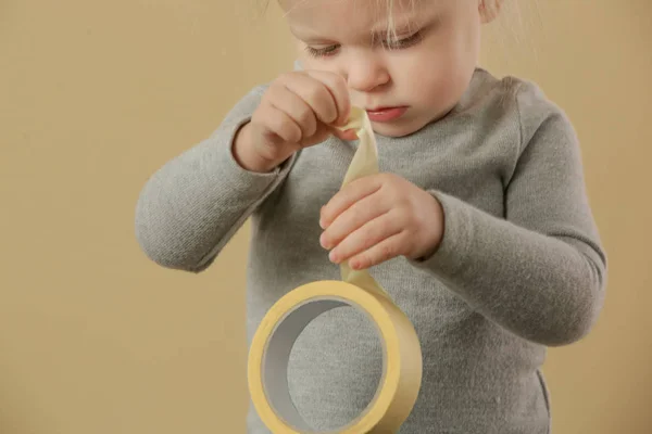 Schattig Blond Peuter Meisje Spelen Met Zelfklevend Papier Tape Jeugd — Stockfoto