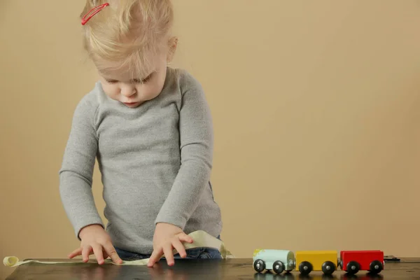 Schattig Blond Peuter Meisje Spelen Met Zelfklevend Papier Tape Jeugd — Stockfoto