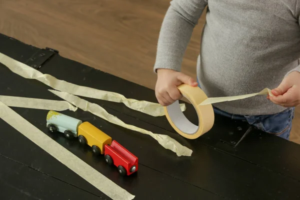 Schattig Blond Peuter Meisje Spelen Met Zelfklevend Papier Tape Jeugd — Stockfoto