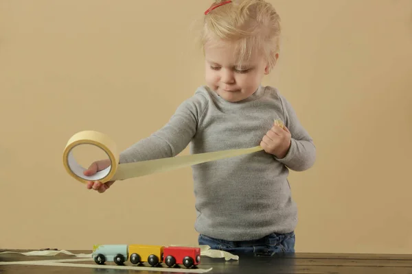 Schattig Blond Peuter Meisje Spelen Met Zelfklevend Papier Tape Jeugd — Stockfoto