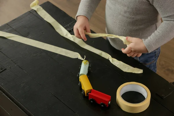 Schattig Blond Peuter Meisje Spelen Met Zelfklevend Papier Tape Jeugd — Stockfoto