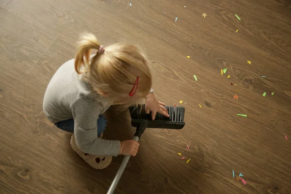 Adorável Menina Criança Loira Brincando Com Vassoura Limpando Confetes Coloridos — Fotografia de Stock