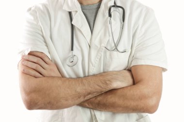 Steteskoplu genç bir erkek doktorun portresi.