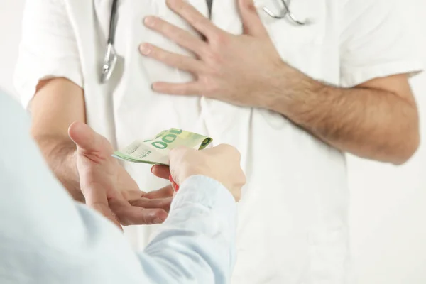 Korupcja Koncepcji Systemu Medycznego Doktor Otrzymał Pieniądze Korupcji — Zdjęcie stockowe