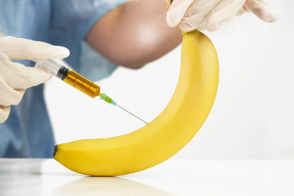 Primer Plano Aguja Inyectada Fruta Del Plátano Concepto Alimentos Genéticamente — Foto de Stock