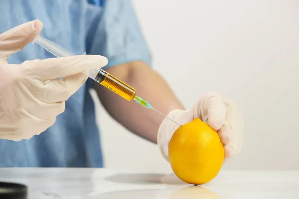 Primer Plano Aguja Inyectada Limón Concepto Alimentos Genéticamente Modificados — Foto de Stock