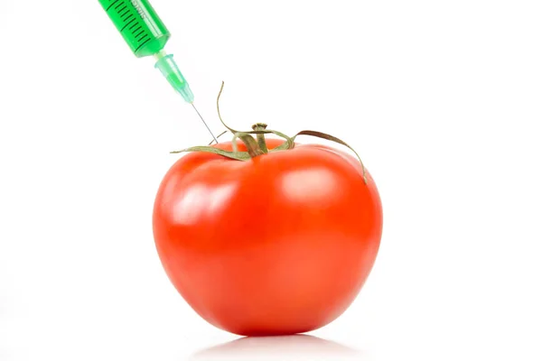 Närbild Nålen Injiceras Röd Tomat Genetiskt Konstruerad Mat Koncept — Stockfoto