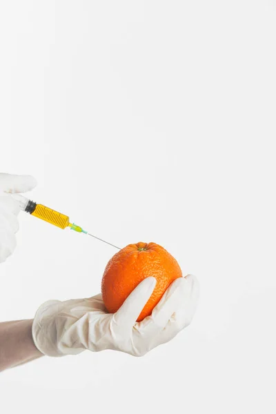 Primer Plano Aguja Inyectada Naranja Concepto Alimentos Genéticamente Modificados — Foto de Stock