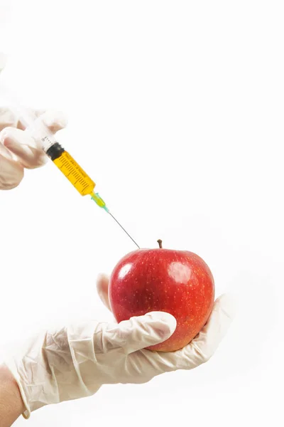 Primer Plano Aguja Inyectada Manzana Roja Concepto Alimentos Genéticamente Modificados — Foto de Stock
