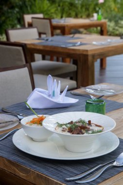 Krema soslu, dereotlu ve beyaz pirinçli klasik biftek güveci.