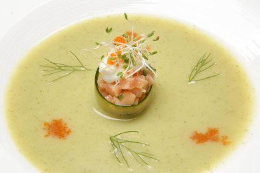 Somon tartarlı soğuk salatalık çorbası. Enfes bir yemek. Yaratıcı restoran yemeği konsepti.