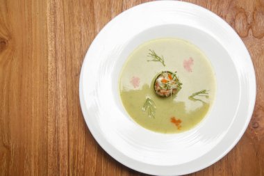 Somon tartarlı soğuk salatalık çorbası. Enfes bir yemek. Yaratıcı restoran yemeği konsepti.