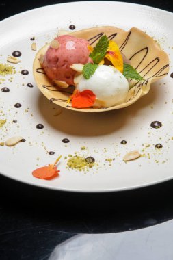 Çıtır krepte servis edilen dondurma.