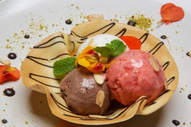 Çıtır krepte servis edilen dondurma.