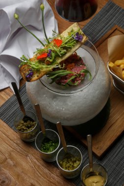 Sığır etli tartar. Enfes bir yemek. Yaratıcı restoran yemeği.