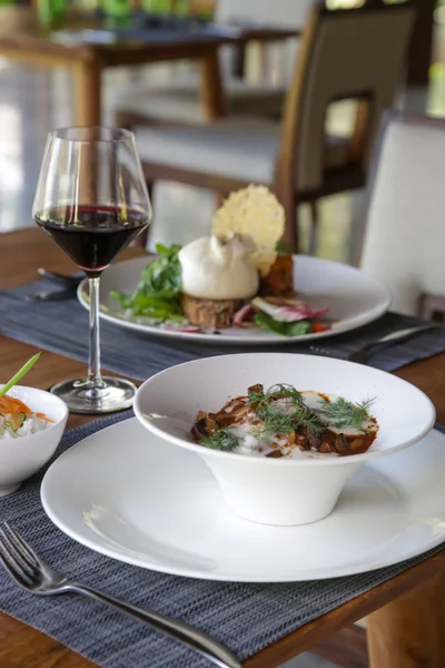 Schön Dekorierte Mahlzeiten Und Ein Glas Wein Auf Dem Holztisch — Stockfoto