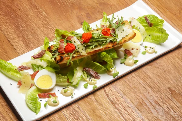 Kuřecí Caesar Salát Vynikající Jídlo Creative Restaurant Meal Concept — Stock fotografie