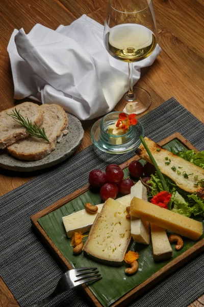 テーブルの上のチーズの盛り合わせ — ストック写真