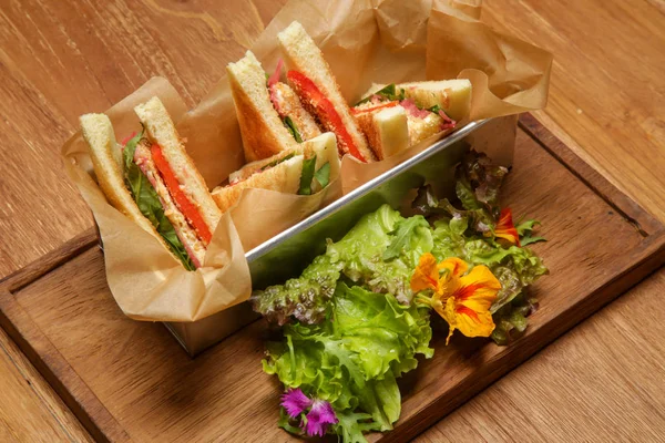 Sanduíches Clube Servidos Com Salada Verde Mesa Restaurante — Fotografia de Stock
