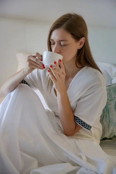 Mujer Serena Tomando Café Cama Tiempo Relajante Casual Solas —  Fotos de Stock