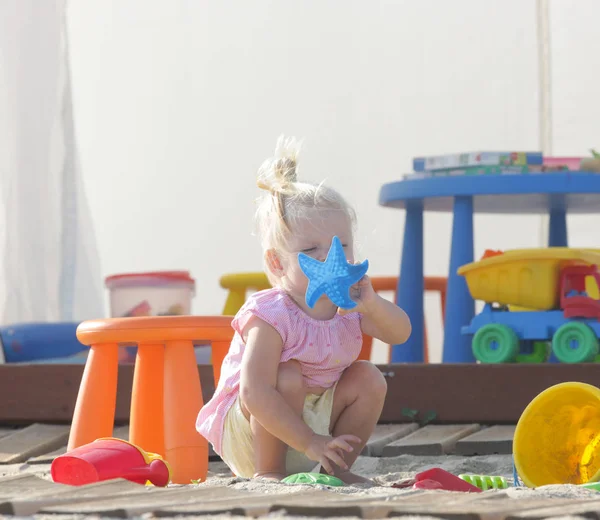 Gelukkig Peuter Meisje Spelen Met Speelgoed Outdoor Het Zand — Stockfoto