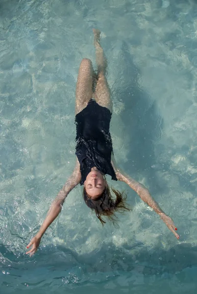 Женщина Плавает Бассейне Летний День Релаксации Освежающей Концепции — стоковое фото