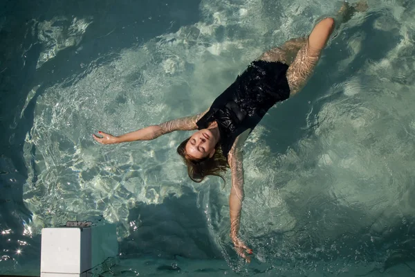 Femme Flottant Dans Piscine Journée Été Détente Concept Rafraîchissant — Photo