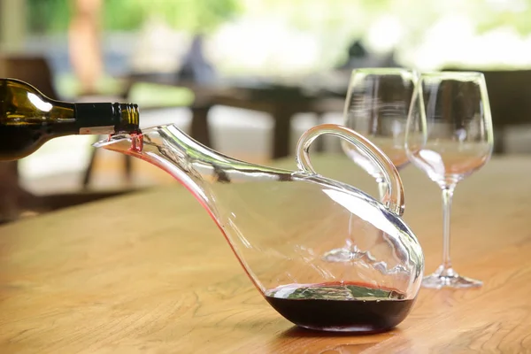 Decantador Vinho Vinhedos Vinho Tinto Vinho Decantado Garante Que Sedimento — Fotografia de Stock