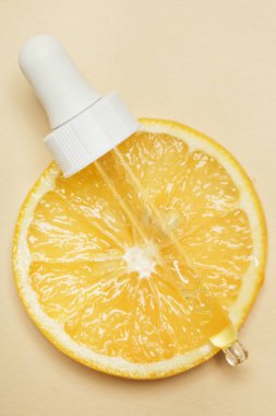 Limon yağı, göz damlası pipeti ve limon dilimleri.