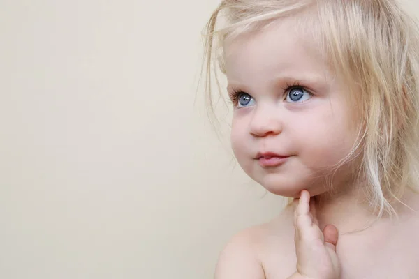 Retrato Franco Adorables Niñas Rubias Con Ojos Azules Cabello Desordenado — Foto de Stock