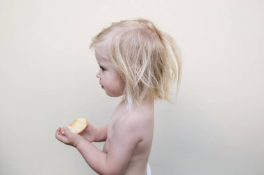 Mavi gözlü ve dağınık saçlı sevimli sarışın kızların samimi portresi.